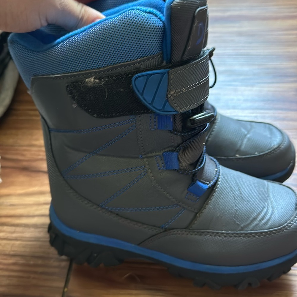 Snow boots size 1y